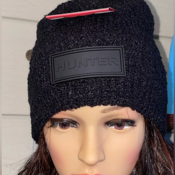 HUNTER Tonal Patch Beanie In Black Unisex - Picture 2 of 10